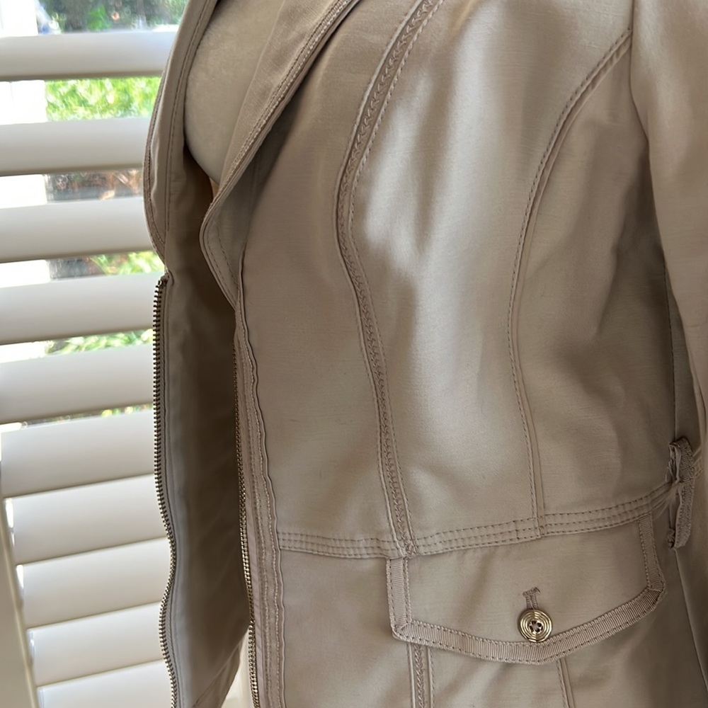 Excellent Condition Light Weight Jacket - image 8